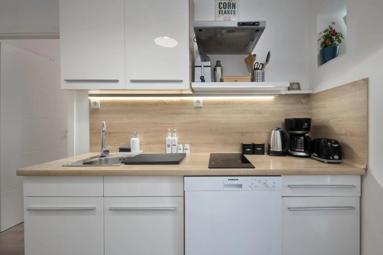 Naval Apartment リエカ