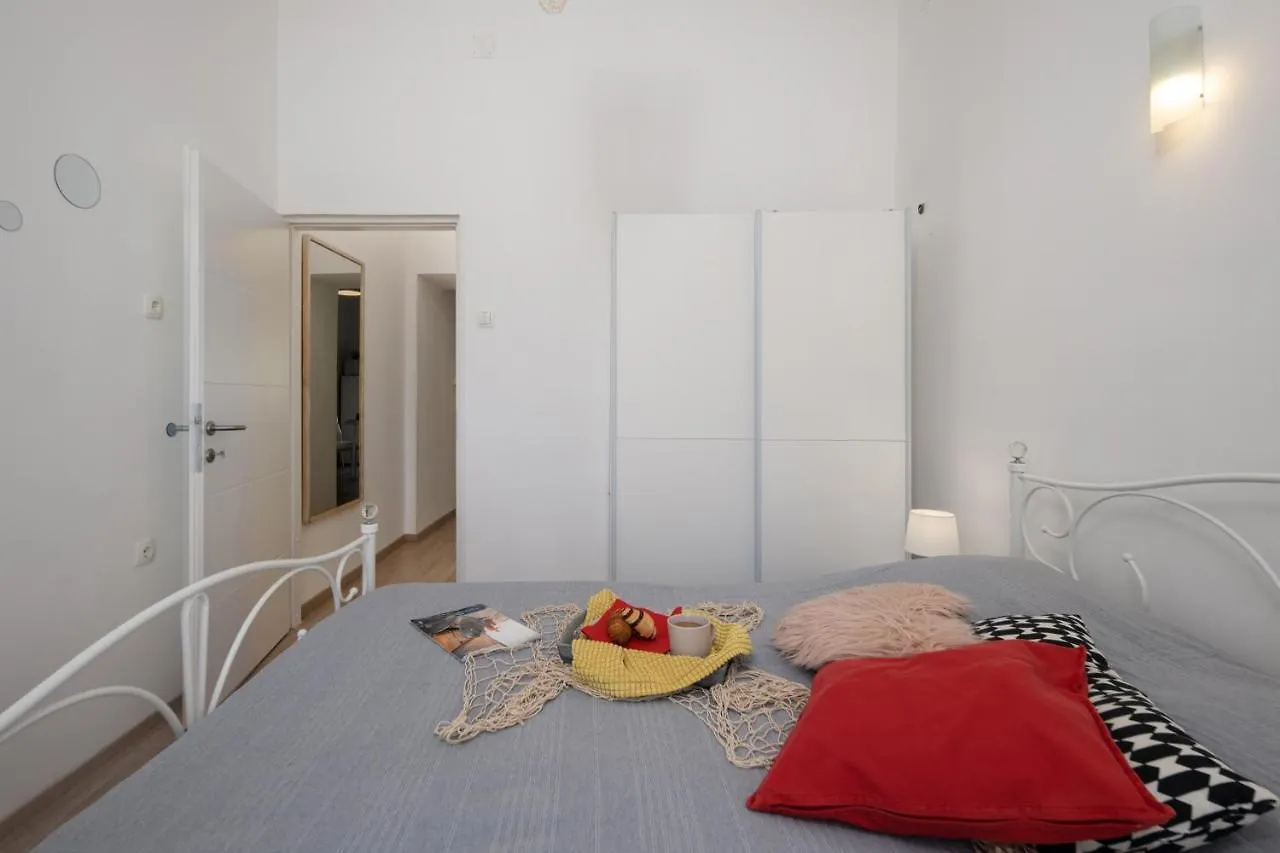 Naval Apartment リエカ