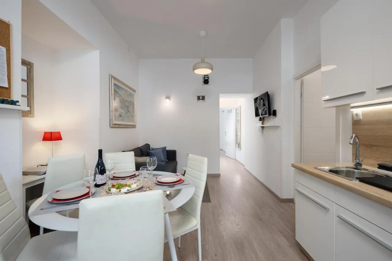 Naval Apartment リエカ