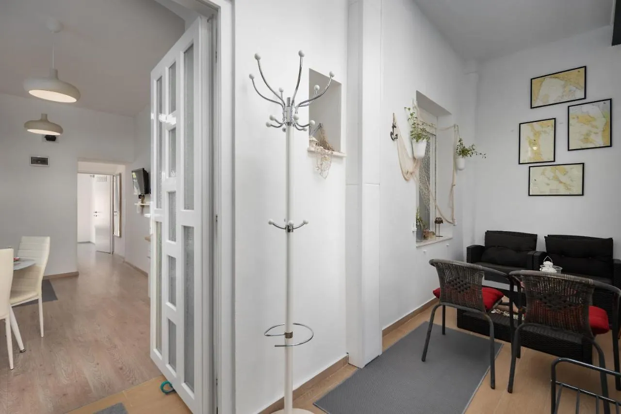 Naval Apartment リエカ 0*,